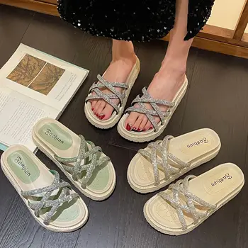 Женские сандалии, сверкающие кристаллами, Летняя новинка 2023 года, модная обувь на плоской подошве с пляжными тапочками для отдыха, обувь на платформе на плоской подошве с тапочками