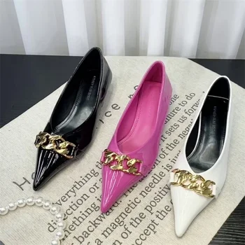 Тонкие туфли с металлическими цепочками с острым носком, женские туфли из лакированной кожи на низком каблуке, Однотонные туфли Zapatos Chaussure Femme 2023