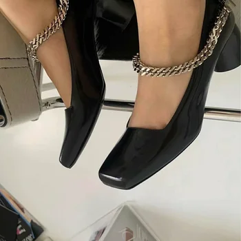Элегантная женская обувь; Черные туфли Мэри Джейн в британском стиле с металлической цепочкой в стиле ретро на высоких каблуках; Темпераментные туфли-лодочки на массивном каблуке с квадратным носком.